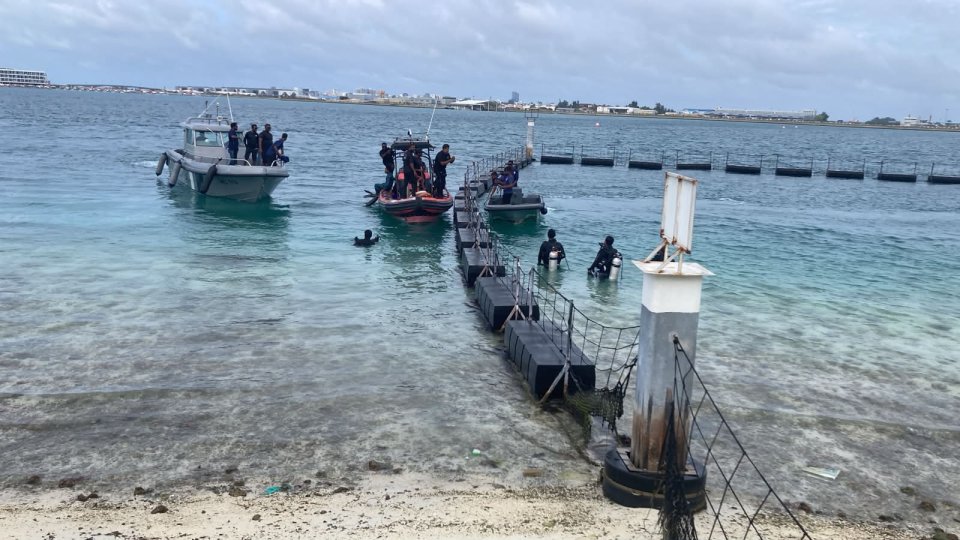 ތެޔޮ ބާޖަކުން މޫދަށް ފޭބި މީހާ މަފުވެފައި އޮތްވާ ފެނިއްޖެ