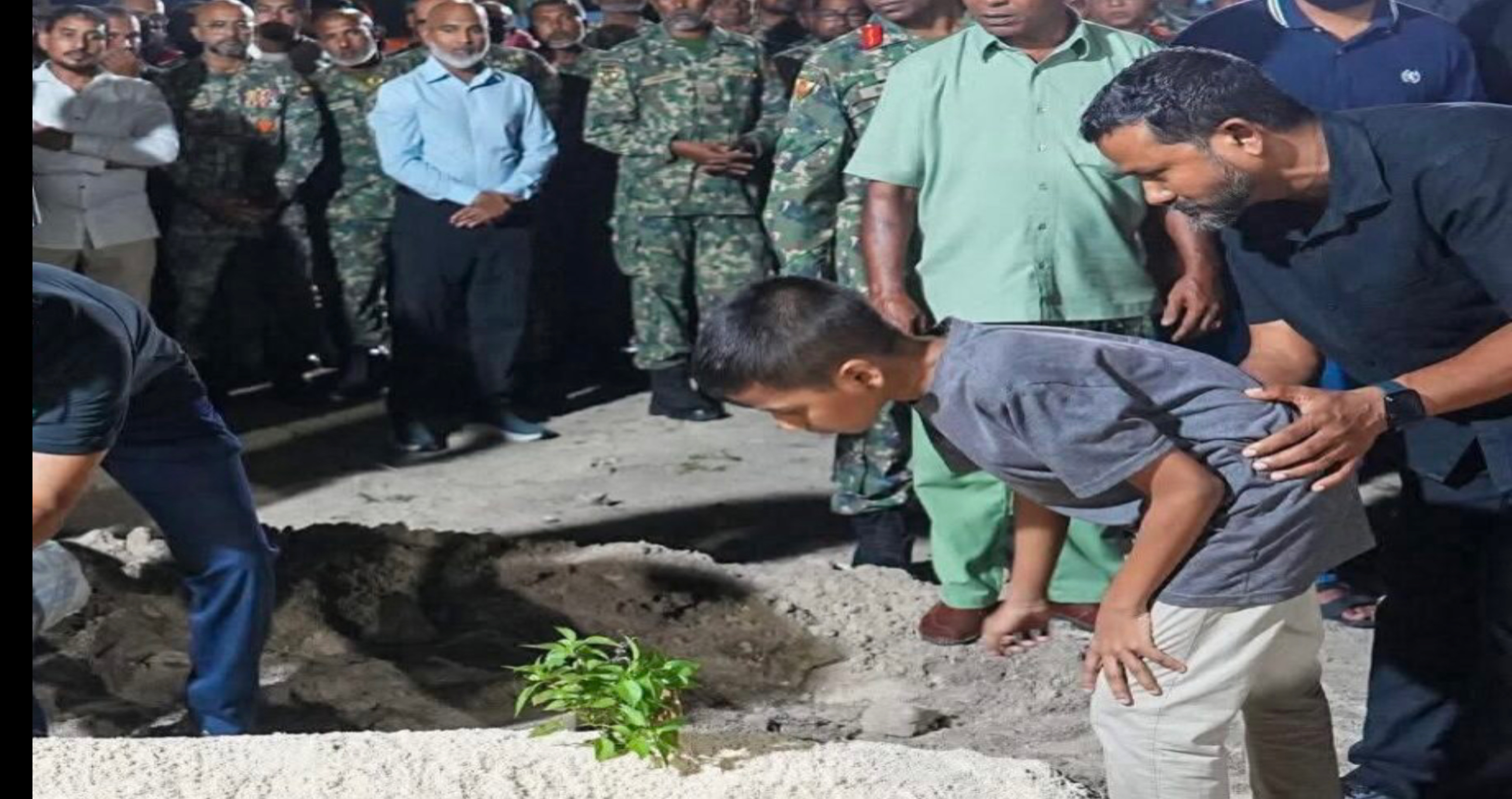 މަހުދީގެ ޖަނާޒާގައި އެތައް ސަތޭކަ ބަޔަކު