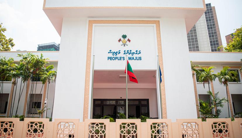 ކެންސަރު ޖައްސައިދޭ ސިނގިރޭޓުގެ ޑިއުޓީ ކުޑަކޮށް، އަގުހެޔޮކޮށް ވިއްކަން ފާސްކޮށްފި